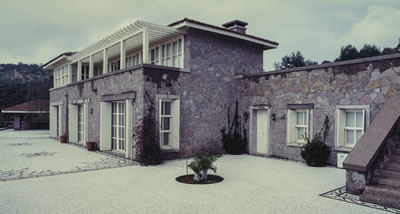 <p><strong>2.</strong> Komers Evi, Çanakkale, 1996-99 <strong></strong><br /> 	Fotoğraf: Cemal Emden </p>