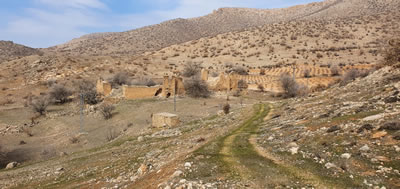 <p><strong>3.</strong> Üzüm bağlarının önünde konumlanan Mor Abay  Manastırının doğu cephesi </p>