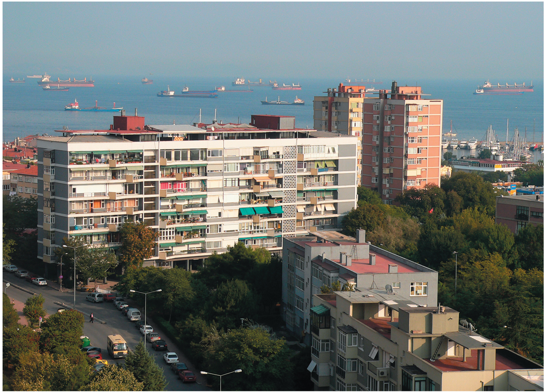 <b>2.</b> Yıkım kararı alınan Ataköy I. Kısım F Blok, 2006 Kaynak: Stefan Breitling, I. Uluslararası docomomo Çalıştayı ©docomomo_tr