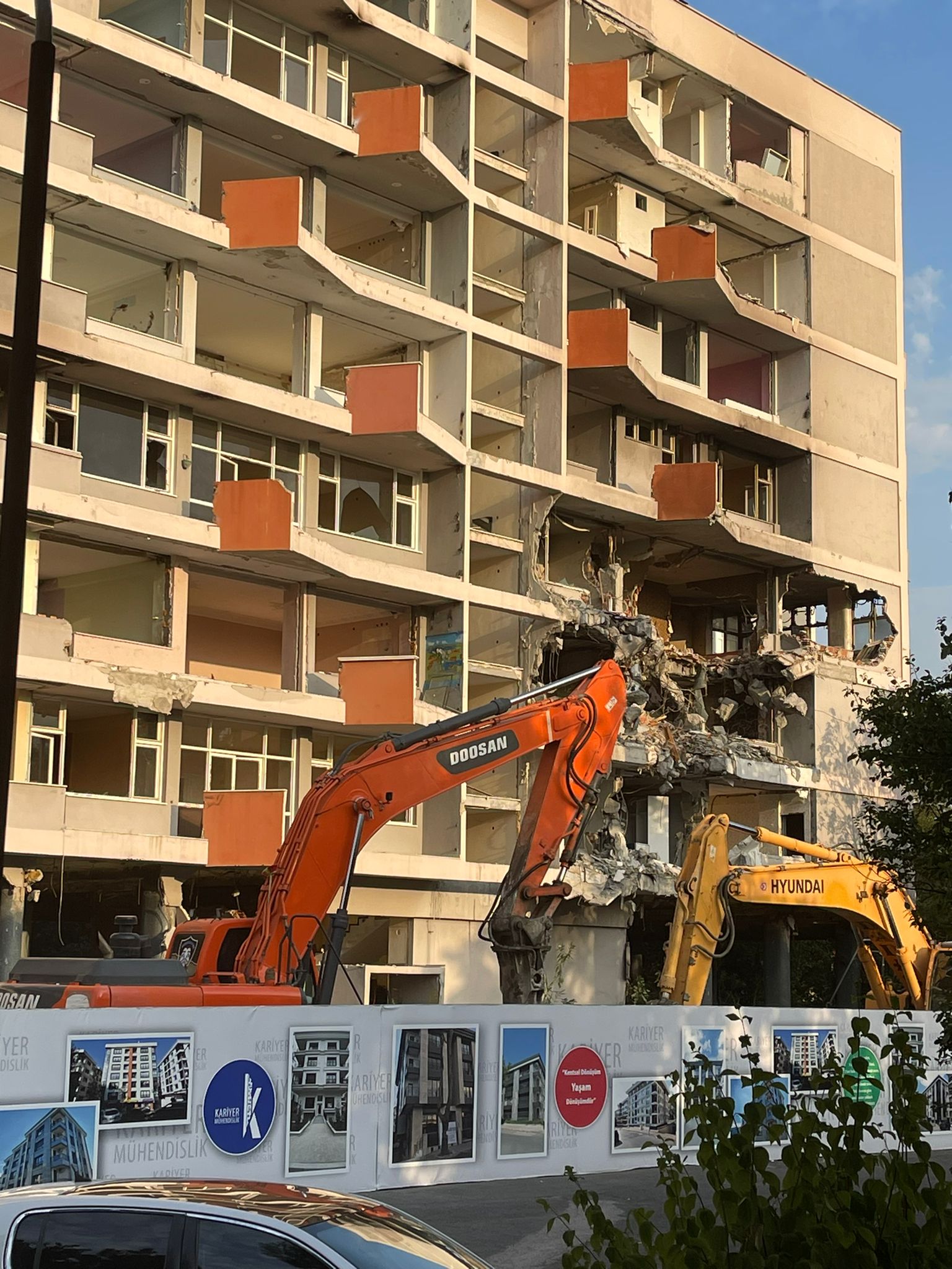 <b>3.</b> Ataköy I. Kısım F Blok yıkımı, 2024 Kaynak: Deniz Şevki Kayabay tarafından fotoğraflanmıştır.