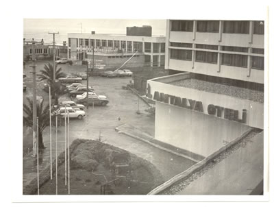 <p><strong>5.</strong> Yapının yanında bulunan Şehir Kulübü, 1978 <br /> 	Kaynak: Barış Eraşkın arşivinden </p>