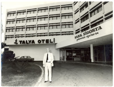 <p><strong>7.</strong> Talya Otel önü, 1984,  henüz kat ilavesi yapılmamış <br /> 	Kaynak: Barış Eraşkın arşivinden </p>