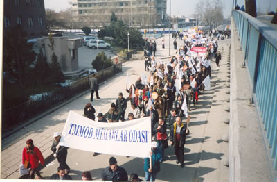 <p>Mimarlar demokratik ve  mesleki haklarına sahip çıkmak için çeşitli toplumsal gösterilere katılmışlardır.</p>