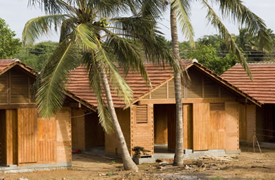 <p><strong>Post-Tsunami  Housing, Kirinda, Sri Lanka</strong><br /> <strong>Mimar:</strong> Shigeru  Ban Architects, Tokyo, Japonya<br />(© AKAA / Dominic Sansoni)</p>