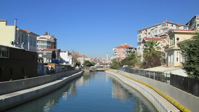 <p><strong>10.</strong> Kurbağalıdere (Recep  Peker Caddesi’nden bakış), 2016.<br />  Kaynak:  Bora Özkuş.</p>