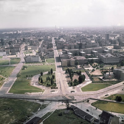 <p><strong>10. </strong>Berlin  Duvarı, Potsdamer Platz, 1962.<br />   Kaynak: businessinsider.com/berlin-wall-today-compared-to-before-it-fell-photos-2018-2  (Fotoğraf: Edwin Reichert /AP)<strong></strong></p>