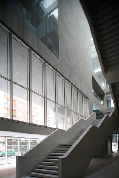 <p><strong>10.</strong> Università  Luigi Bocconi, “içeri ve dışarı” ilişkisi (2)<br />   Fotoğraf: Alexandre Soria</p>