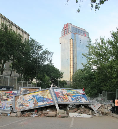 Taksim kent merkezinde sonradan ziyaret mekânı haline dönüşen bariyerler.