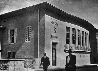 <p><strong>10.</strong> İş Bankası Samsun Şube Binası, 1949.<br /> 	Kaynak: <strong>Arkitekt, </strong>sayı:  1949-05-06 (209-210), s.101.</p>