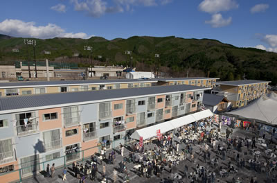 <p><strong>10.</strong> Container Temporary Housing, 2011,  Onagawa, Miyagi, Japonya<br />© Hiroyuki Hirai<br />