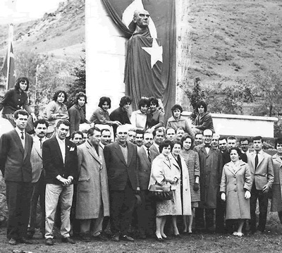 <p><strong>10a.</strong> Peyzaj ve donatılar<br />  Soldan sağa sırasıyla  Divriği Belediyesi Arşivi, 1950 ler ve Ebru Omay Polat Arşivi, 2013</p>