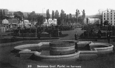 <strong>10a.</strong> Anadolu’nun diğer şehirlerinden park örnekleri: Samsun, Mersin, Isparta <br />  (Bozdoğan, Sibel, 2002. Modernizm ve Ulusun  İnşası, Metis Yayınları, İstanbul, s.94)<br />(Isparta Valiliği, 2002, Isparta 1880-1980)</p>