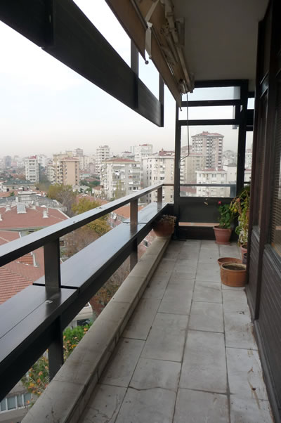 <p><strong>11. </strong>Kaplancalı  Apartmanı balkon korkulukları (içeriden)<br />  Fotoğraf: B. S. Coşkun, 15.11.2010.</p>