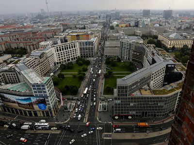 <p><strong>11. </strong>Duvardan  sonra yeni iş merkezi Potsdamer Platz, 2014.<strong> </strong><br />   Kaynak: businessinsider.com/berlin-wall-today-compared-to-before-it-fell-photos-2018-2  (Fotoğraf: Markus Schreiber /AP)<strong></strong></p>