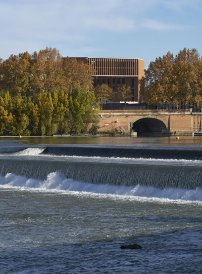 <p><strong>11.</strong> Université  Toulouse 1 Capitole, School of Economics, Garonne Kanalı kıyısında bir yapı<br />   Fotoğraf: Dennis Gilbert<strong></strong></p>