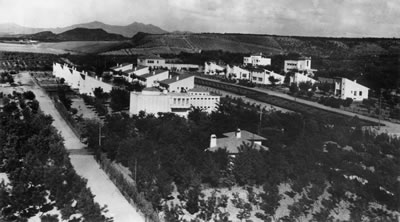 Gazi Orman Çiftliği, Önde Sol Tarafta Hamam Yapısını İçeren Amele Evleri, Ankara, 1936-1938. Fotoğraf: yaklaşık 1938