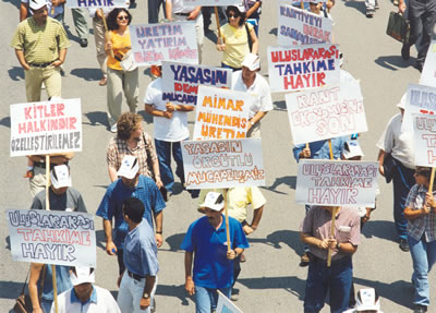 <p>Mimarlar demokratik ve  mesleki haklarına sahip çıkmak için çeşitli toplumsal gösterilere  katılmışlardır.</p>