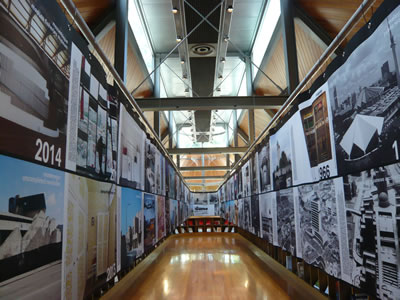 <p><strong>1.</strong> Absorbing Modernity  1914-2014 sergisinin bir görsel özeti, James Stirling Kitap Pavyonu<br />  Fotoğraf:  Ela Kaçel</p>