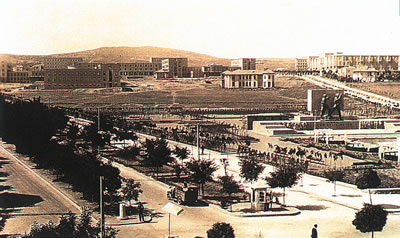 <strong>1.</strong> Cumhuriyet’in imar çalışmalarından bir örnek: Bakanlıklar  bölgesi, Ankara<br />(Evren Burçak, 1998, <strong>20’li Yılların Bozkır Kasabası: Ankara</strong>,  Milliyet Yayınları, İstanbul.)</p>