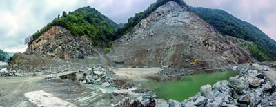 <p>Yapılacak olan HES projesi kapsamında gerçekleştirilen büyük doğa tahribatı,  Arhavi Vadisi, Artvin.</p>