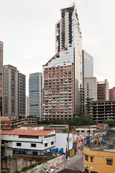  <strong>1.</strong> Torre David’in gösterişli cephesine, kulenin son kullanıcıları  tarafından yeni bir görünüş getirildi. Kulenin boşaltılmasından sonra  yapılacaklar konusunda hükümetin kesinleştirilmiş bir planı yok. Öneriler,  yapının Çinli yatırımcılara satılması, yıkılarak yerinin halkın kullanımına  açık bir park haline getirilmesi veya yeni bir belediye sarayına dönüştürülmesi  arasında gidip geliyor.<br />  Kaynak: Daniel Schwartz / U-TT, ETH</p>