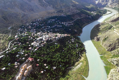 <p><strong>1.</strong> Kemaliye Yerleşmesinin Havadan  Görünümü<br />  Fotoğraf: M. F. Çelikmen</p>