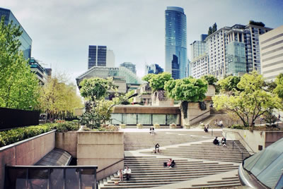 <p>1973 yılında Vancouver, Robson Meydanı’nda gerçekleştirilen açık alan  tasarımında erişilebilirlik adına getirilen merdiven-rampa kombinasyonu:  Stramps (stair/ramps) Mimar: Arthur Erickson<br />Kaynak: alumni.dal.ca</p>