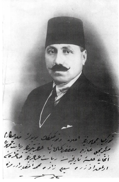 <p><strong>1.</strong> Mebus İsmet Eker<br />  Kaynak: Çorum Belediyesi  Kent Arşivi</p>