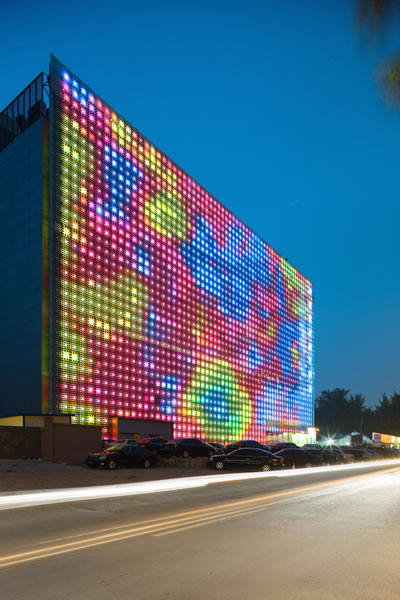 <p><strong>11.</strong> Greenpix - Zero Energy Medya Duvarı. Xicui Eğlence Komleksi, LED ışıklarıyla  gece yapılacak ışık gösterilerinden bir örnek. <br />Kaynak: foto.delfi.lv/show_display.php?id=3749724&mode=0&salt=4K1K3A.jpeg [Erişim: 03.07.2015] 