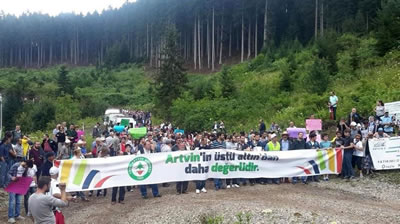 <p><strong>1.</strong> Protestoların simgeleşmiş sloganı “Artvin’in üstü altın’dan daha değerlidir”</p>