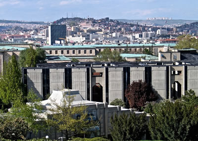 <p><strong>1.</strong> TBMM yerleşkesi, güneyden kuzeye bakış:  Cami, Halkla İlişkiler, Ana Bina ve Ankara<br />  Fotoğraf: A.  Balamir</p>