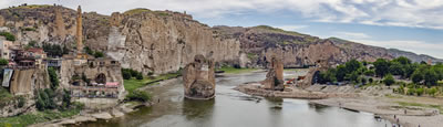 <p><strong>11a.</strong> 2014  ve 2019 yıllarında Hasankeyf<br />   Fotoğraflar: Murat Germen</p>