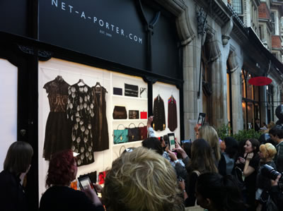 <p><strong>11a. </strong>Net-A-Porter, London,  New York, Melbourne 2012.<br />Kaynak: http://www.darkplanneur.com/wp-content/uploads/2012/10/FNO-IMAGE-1.jpg, [Erişim: 09.09.2009] 