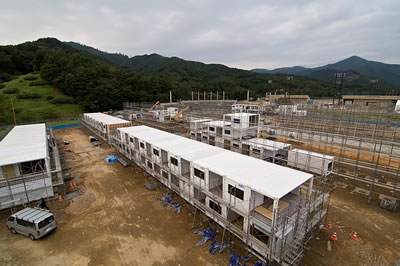 <p><strong>11b.</strong> Onagawa (Japonya) geçici konut alanı. İnşa süreci, hızlı  ve pratik. <br /> 	Kaynak:  URL4. <br />