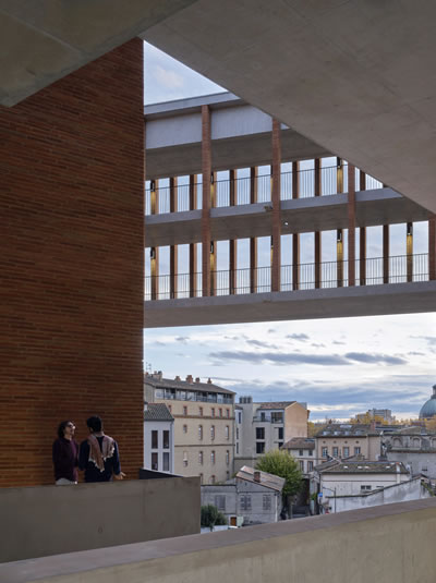 <p><strong>12. </strong>Université  Toulouse 1 Capitole, School of Economics, yapıdan Toulouse kentine bakış<strong></strong><br />   Fotoğraf: Dennis Gilbert</p>