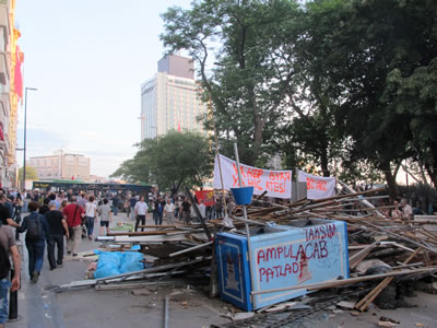 Taksim-Gezi’de bariyerler: Gezi belleğini oluşturan en önemli elemanlar.