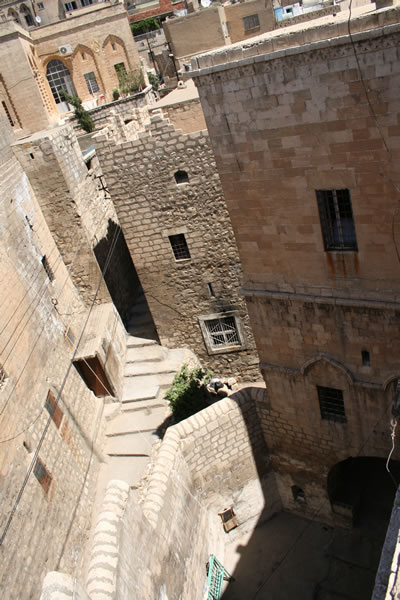 <p><strong>12. </strong>Özel ve Kamusal Mekân Arasındaki Etkileşim, Mardin,  2007.</p>