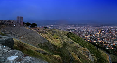 <p><strong>Resim  1.</strong> Önemli bir  turist çekim noktası olan Bergama Akropolden kente bakış.<br />  Kaynak: Bergama Belediyesi</p>