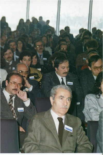 <p><strong>Resim 1. </strong>Maruf Önal bir Mimarlar  Odası toplantısında<br />   Fotoğraf:  Osman ?, 197?, Müşfik Erem Arşivi, Mimarlar Odası İstanbul  Büyükkent Şubesi Şener Özler Arşiv ve Dokümantasyon Merkezi</p>