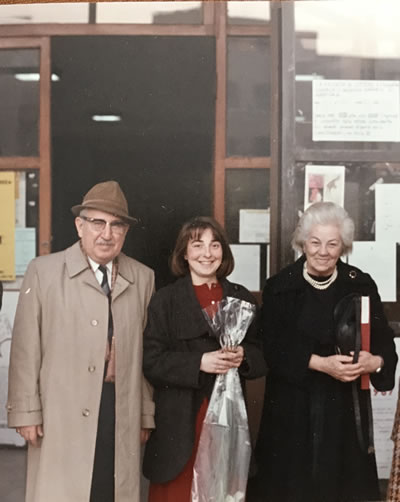 <p>Tezimi savunduktan sonra iki  danışmanım arasında ben, Prof. Dr. Semavi Eyice, Prof. Dr. Fernanda de Maffei, 5  Aralık 1986</p>