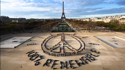 <p><strong>1.</strong> % 100 yenilenebilir enerji  kullanımının gerekliliğine dikkat çeken COP21 sırasında düzenlenmiş Greenpeace  eylemi<br />Fotoğraf: Yann Arthus-Bertrand / Spectr