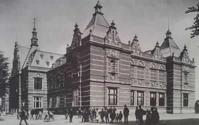 <p><strong>1. </strong>1890  tarihli, Weissman imzalı orijinal bina<br />   Fotoğraf: Jacob Olie,1894,  Amsterdam City Archives, Kaynak: Ibelings, 2013</p>