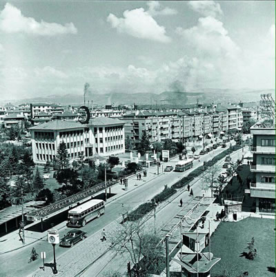 <p><strong>1.</strong> Toplu taşıma ve yaya öncelikli  tasarım anlayışı, Kızılay Meydanından Sıhhiye yönüne bakış, 1940 lar</p>