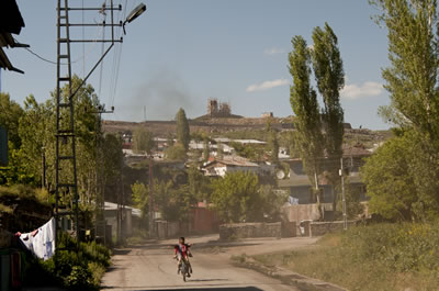 <p><strong>1.</strong> Karsın Üçler Tepesinin kente kattığı  derinliği gösterir bir kare, Temmuz 2008</p>