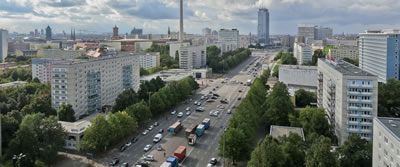 <p><strong>1. </strong>Karl-Marx-Allee  (eski Stalinalle)<br />Kaynak: visitberlin.de/system/files/styles/visitberlin_hero_visitberlin_desktop_2x/private/image/Karl_Marx_Allee_Bauabschnitt2_28_BIT_0472_c_LDA_Foto_Wolfgang_Bittner_DL_PPT_0.jpg?h=2f83cd36&itok=CzS5j7sW (Fotoğraf: Wolfgang Bittner)