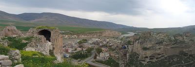 <p><strong>1.</strong> Yukarı  Şehirden Hasankeyfe bakış, 2007<br />   Kaynak: Pınar Aykaç</p>