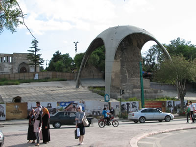 <p><strong>1.</strong> Kılıçarslan Köşkü üzerindeki koruma  çatısı ve arkada Alaeddin Camisi, 2012<br />   Fotoğraf: Zeynep Eres </p>