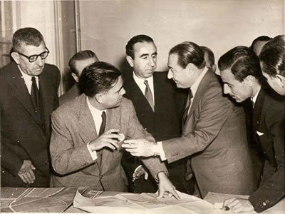 <p><strong>12.</strong> Başbakan Adnan Menderes Rıza Aşkan ve ekibiyle<br /> Kaynak: Kişisel  arşiv</p>