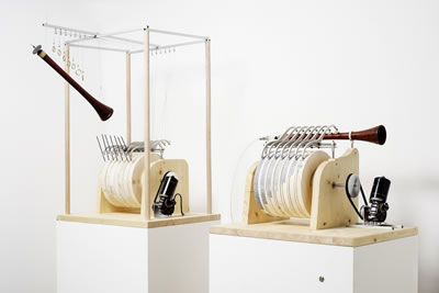 <p><strong>1. </strong>Banu Musa Kardeşlere  atfedilen zurnacının modern rekonstrüksiyonları, "Allahs Automata"  sergisi, ZKM - Center for Art and Media in Karlsruhe, 2015, Almanya.<br /> Fotoğraf: ZKM  – Karlsruhe</p>