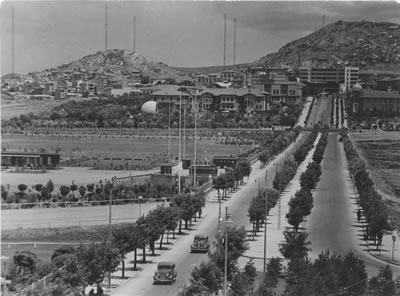 <p><strong>1.</strong> Ankara İstasyon Caddesi<strong></strong><br />   Kaynak: eskiturkiye.net/3111/ankara-cumhuriyet-bulvari-1930lar</p>